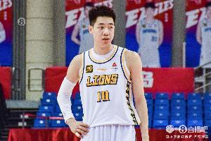 没有准心！朱俊龙半场6投全丢&amp;靠罚球拿到2分 另有4前场板2助